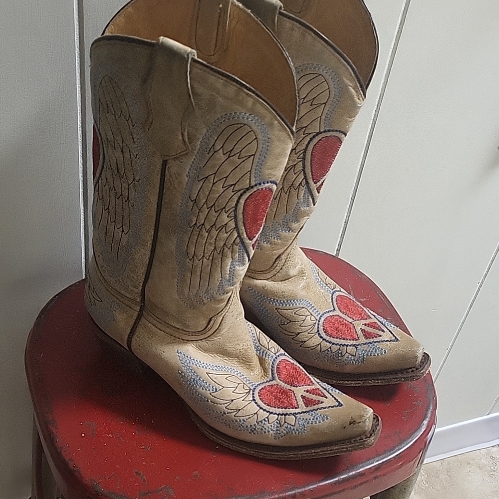 Heart Embroidered Tan Western Boots - Picture 2 of 7